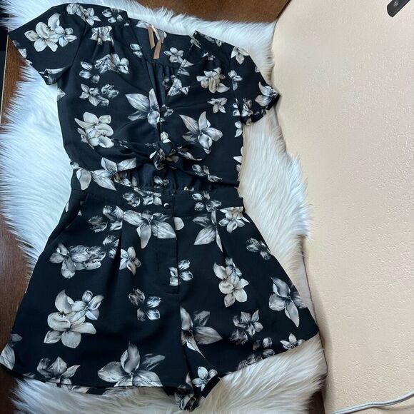 Ecru Lab Floral Cutout Shirts Romper Size Medium - Picture 16 of 16